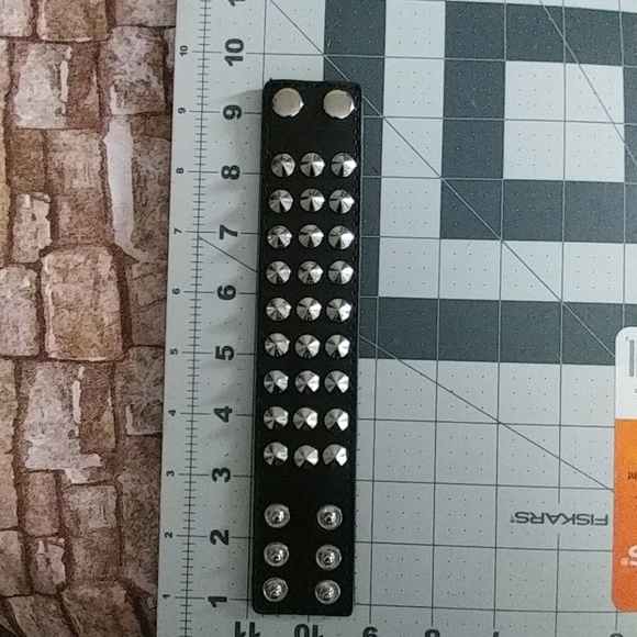 Leather cuff bracelet with silver studs - Picture 5 of 5